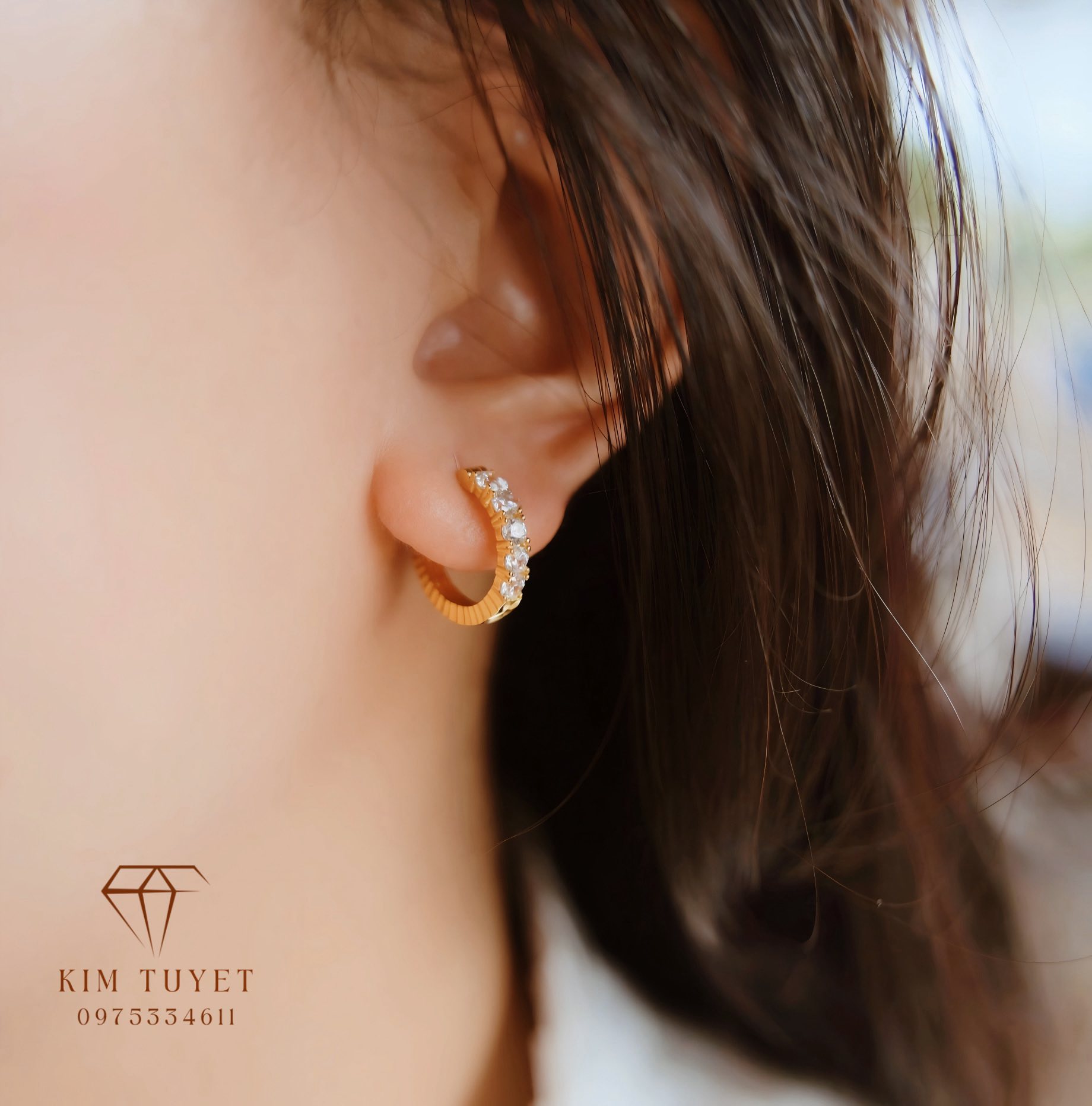 Ảnh từ fanpage Kim Tuyết: bông tai vòng được đeo thực tế